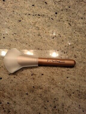 Mac Cosmetics  Fan Brush